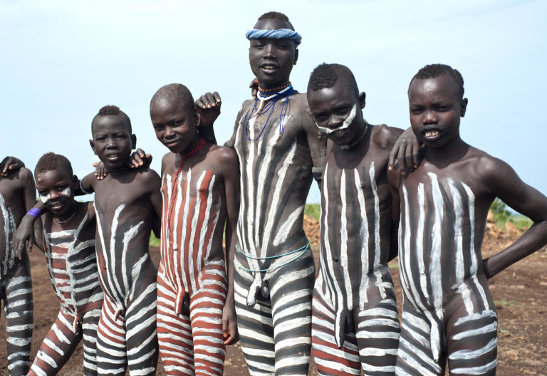 Boys belonging to the Mursi tribe ( Ethiopia) - Arthurimmo.com Le Mag